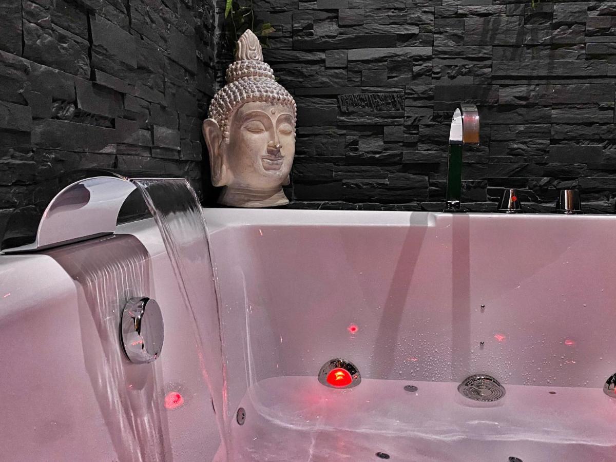Suite Jacuzzi Privatif Plage Des Catalans Marseille Exterior photo