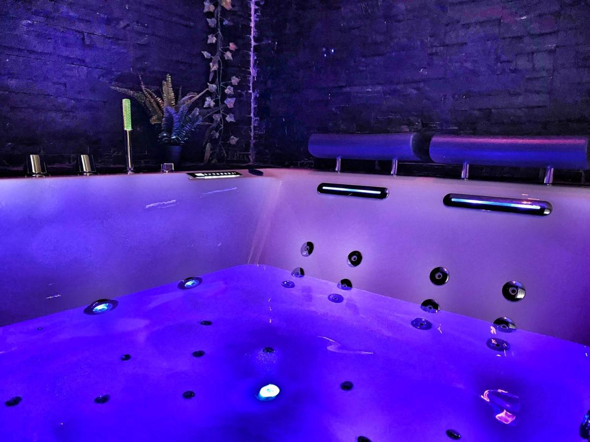 Suite Jacuzzi Privatif Plage Des Catalans Marseille Exterior photo