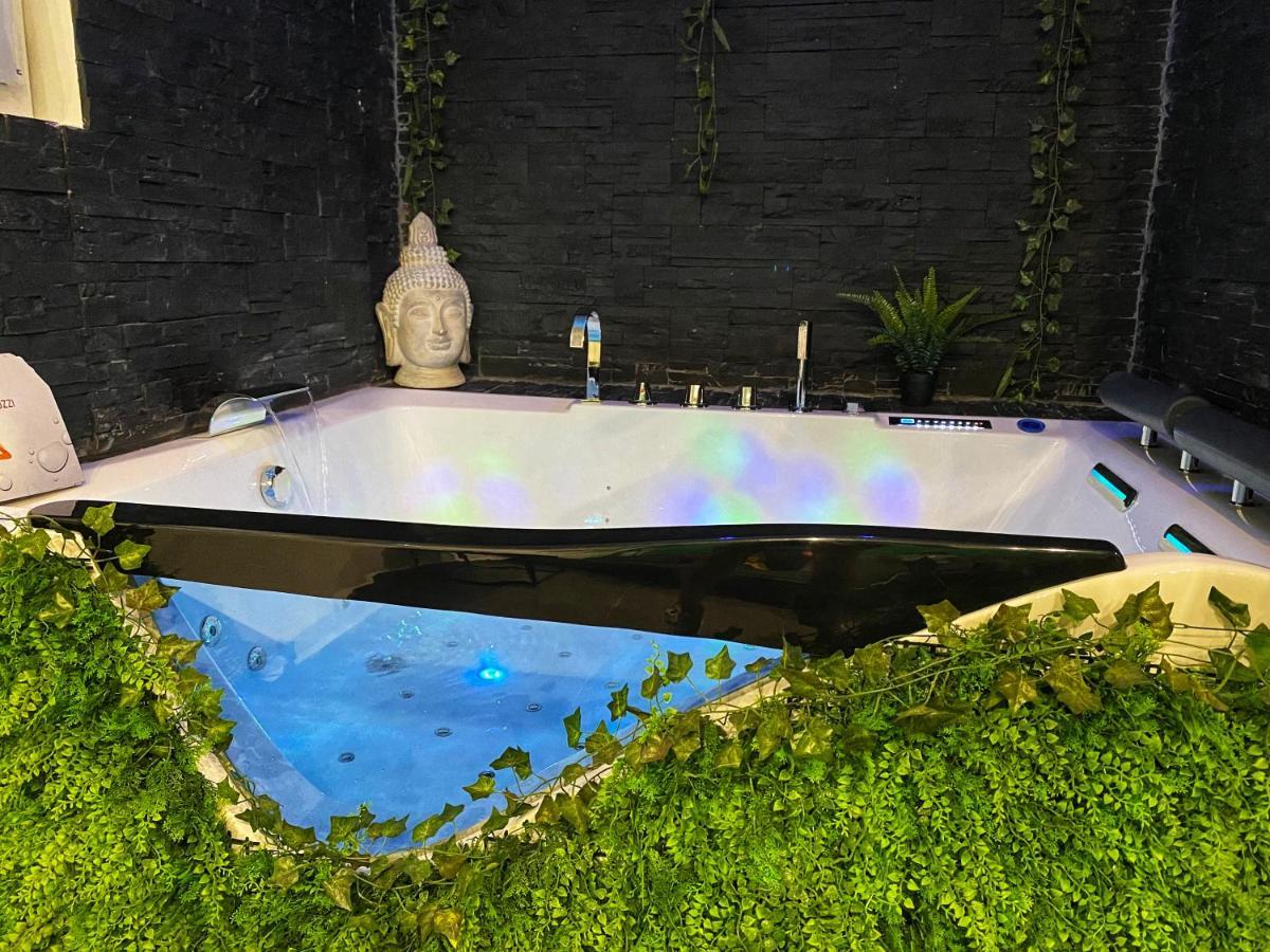 Suite Jacuzzi Privatif Plage Des Catalans Marseille Exterior photo